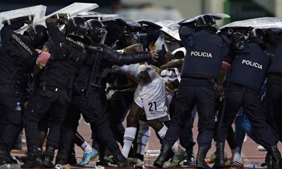 Elicoptere şi blindate au intervenit la a doua semifinală a Cupei Africii