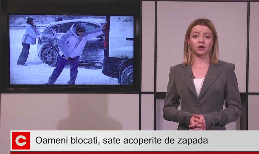 Oameni blocaţi, sate acoperite de zăpadă