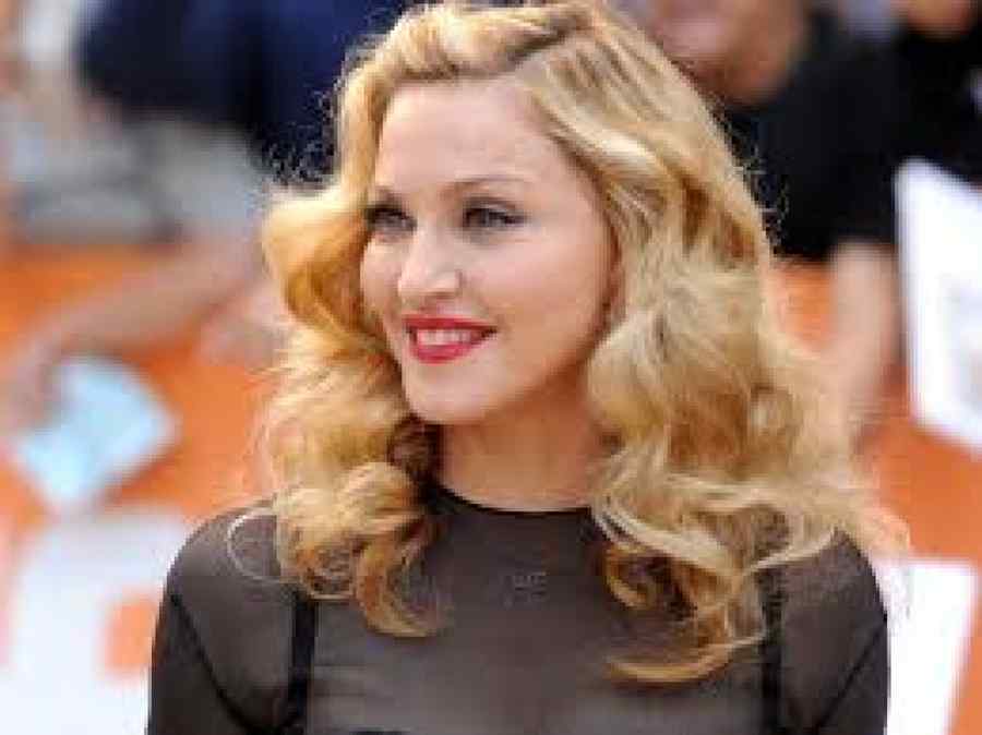 Madonna, căzătură spectaculoasă pe scenă (VIDEO)