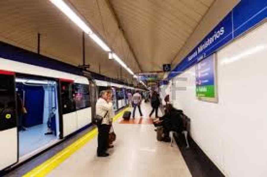 Bărbat lovit de metrou la stația Păcii
