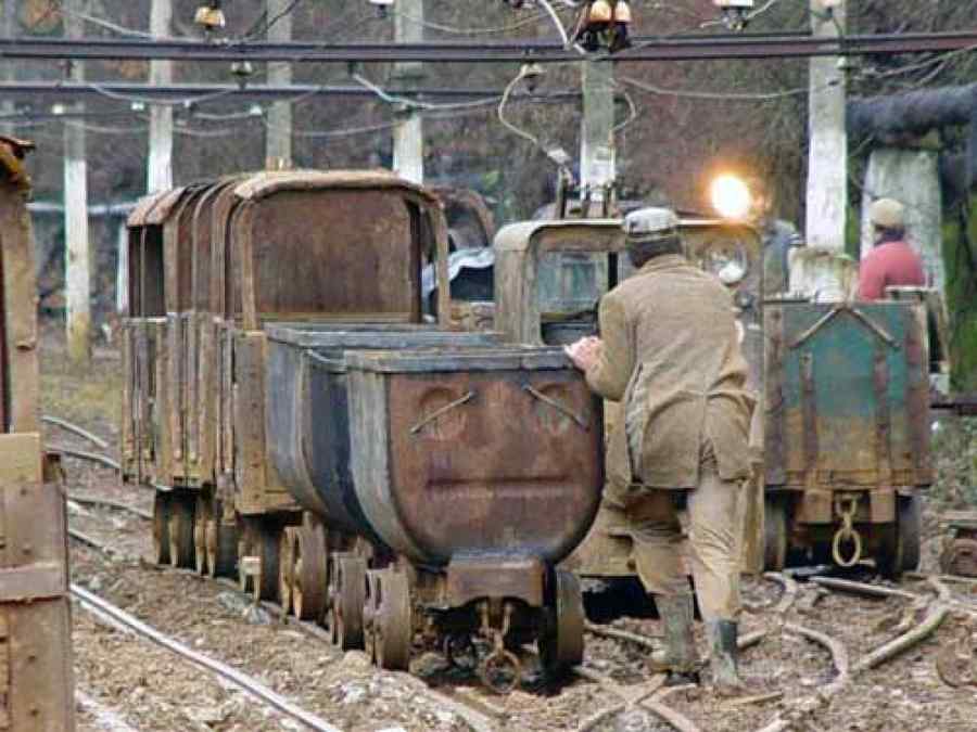 Protest al minerilor şi energeticienilor la Târgu Jiu faţă de reducerile de personal şi de salarii