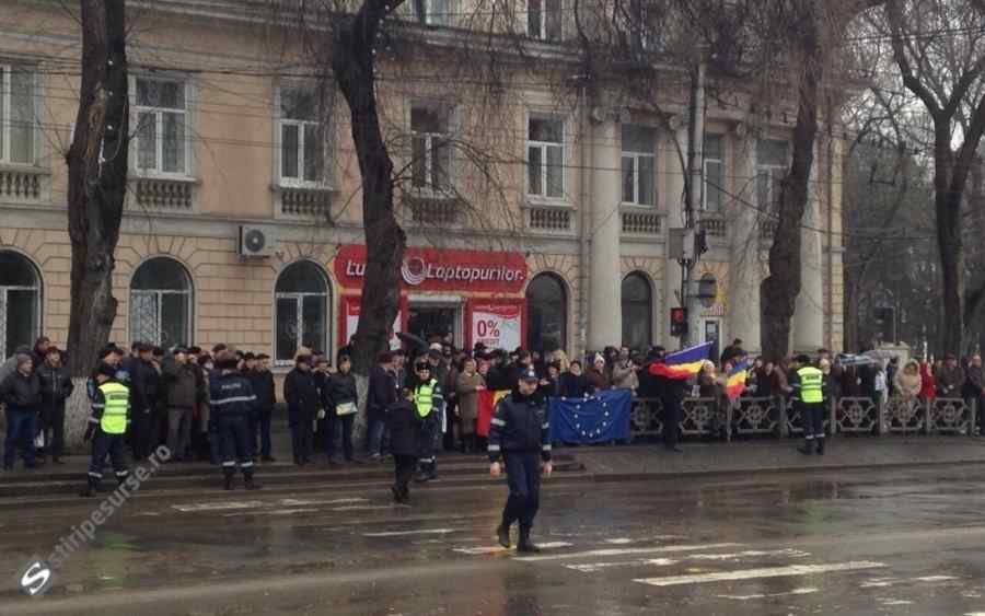 Iohannis, întâmpinat de zeci de manifestanţi la Chişinău