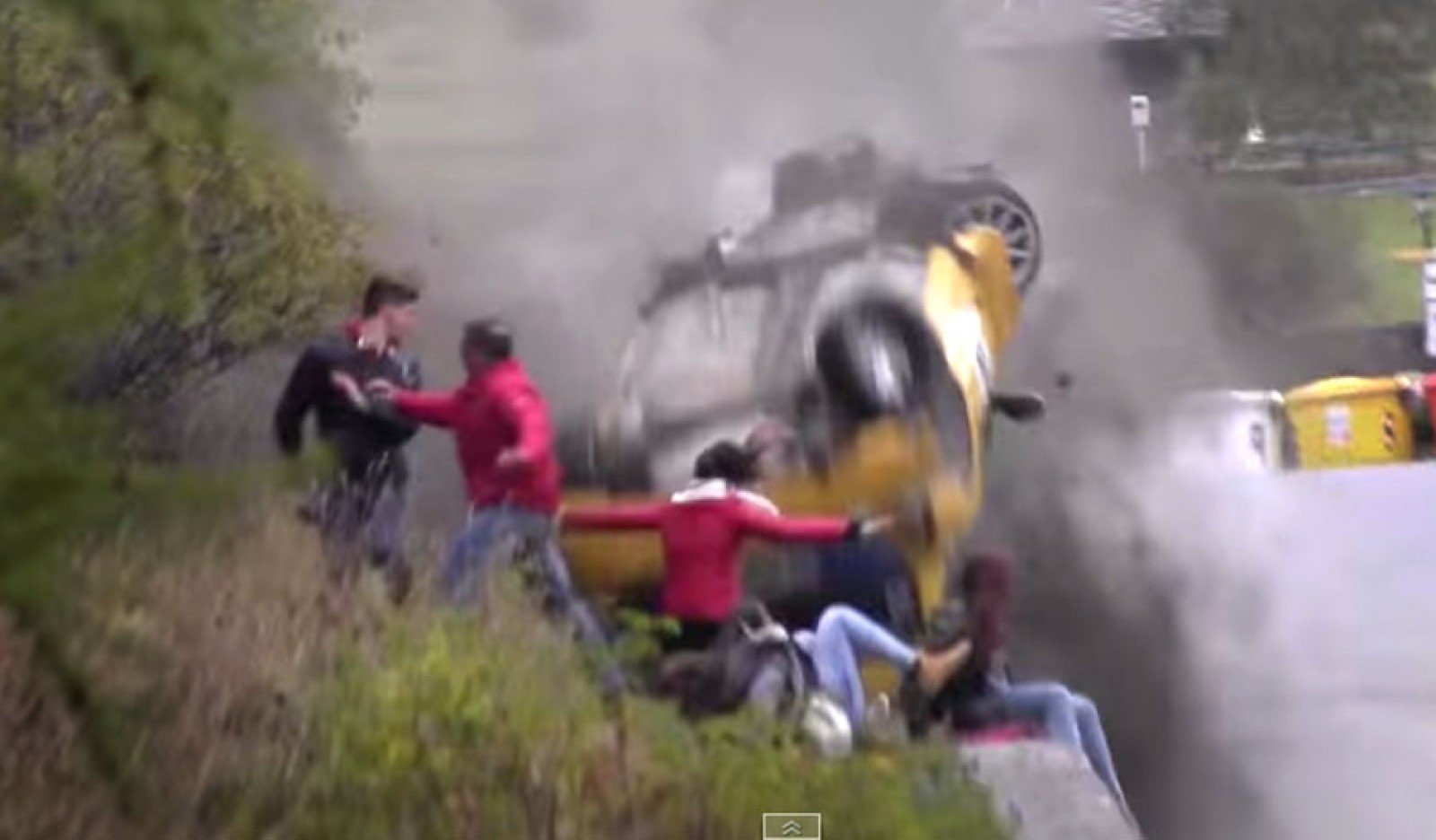Au scăpat ca prin minune din teribilul accident (video)