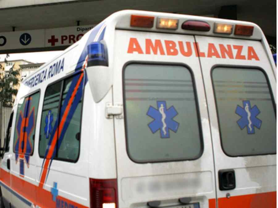 Patru persoane, rănite după ce ambulanța în care se aflau a fost lovită de un autoturism