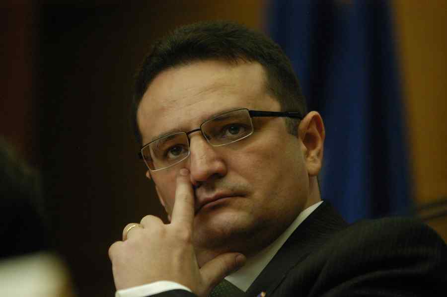 Maior îi lasă pe procurori să aştepte