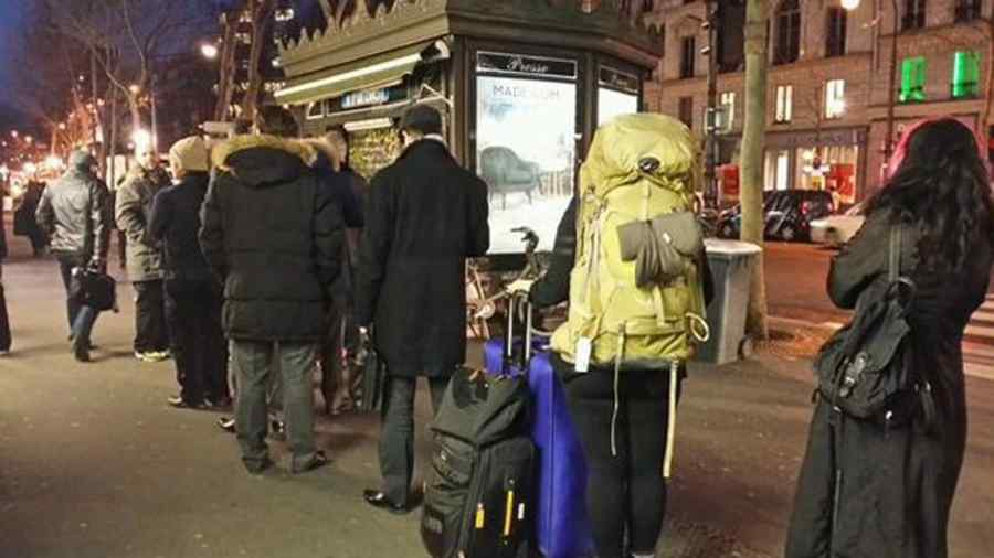 Cozi pentru cumpărarea Charlie Hebdo