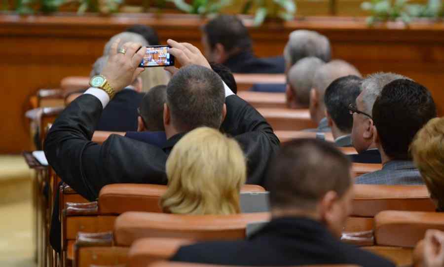Parlamentarii mai au o lună de vacanță