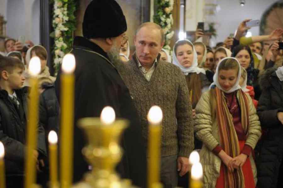 Putin, la slujbă într-o mică biserică, alături de orfani