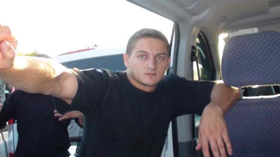 Polițist în comă după ce a fost atacat la percheziții