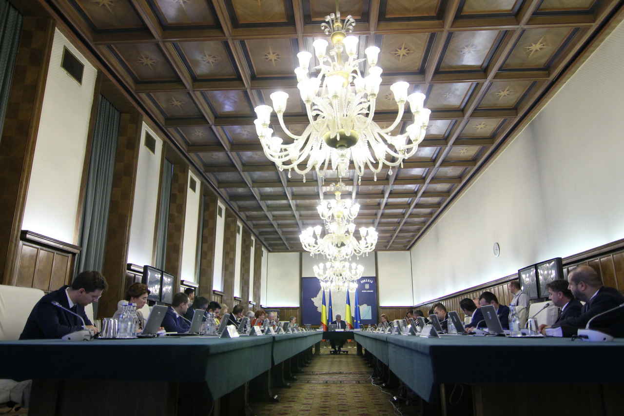 Sinecurile din eșalonul trei