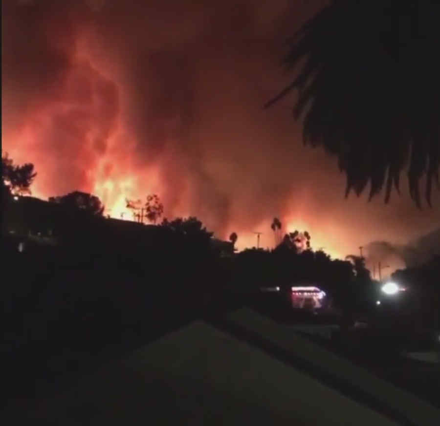 Zeci de mii de oameni evacuaţi din calea focului