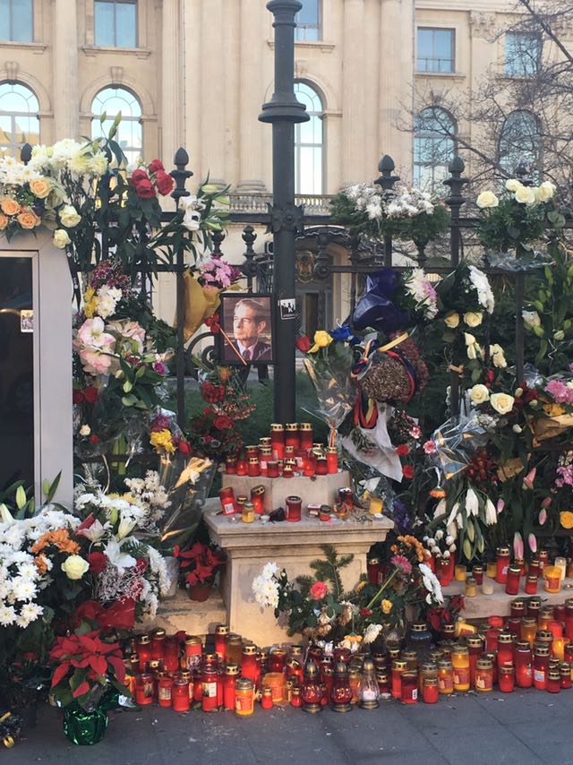 Sute de bucureşteni au mers la Palatul Regal cu flori şi lumânări