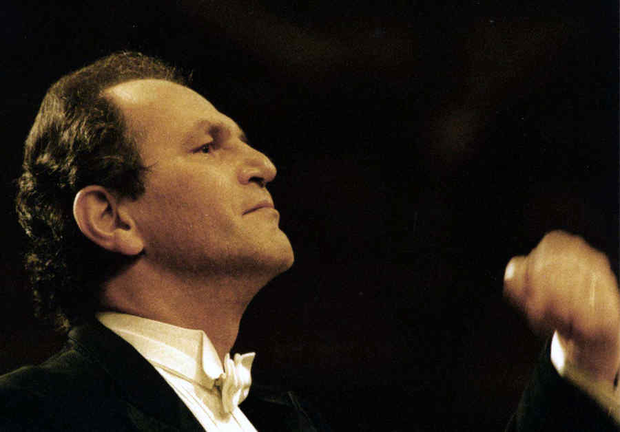 Muzica este arta cea mai apropiată de lacrimi şi amintire la plecarea Majestăţii Sale Regele Mihai   