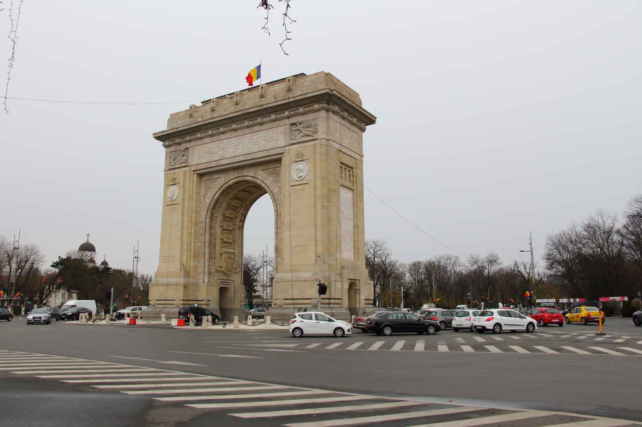 Regele vine pe sub Arcul de Triumf, nu pleacă