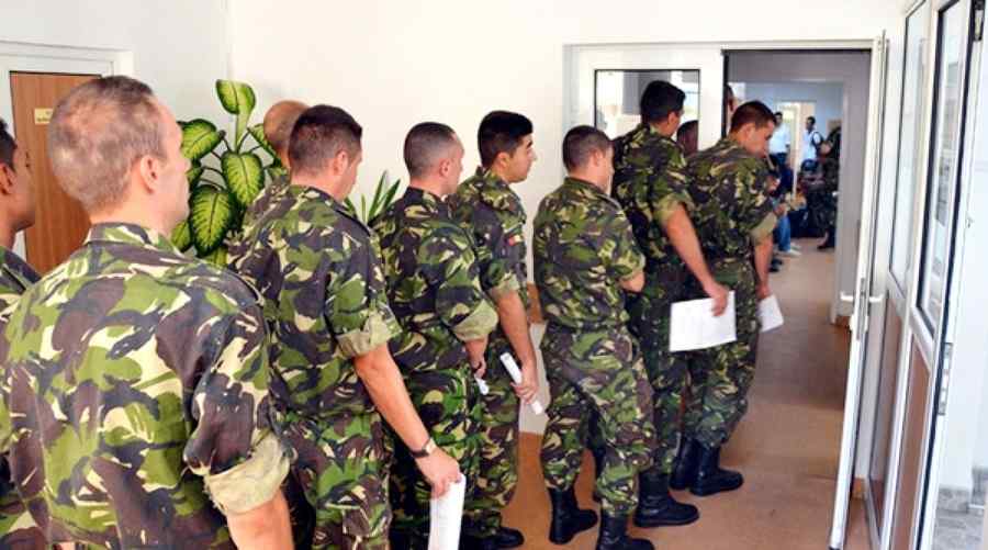 Modificări la statutul cadrelor militare: Obligație pe 8 ani