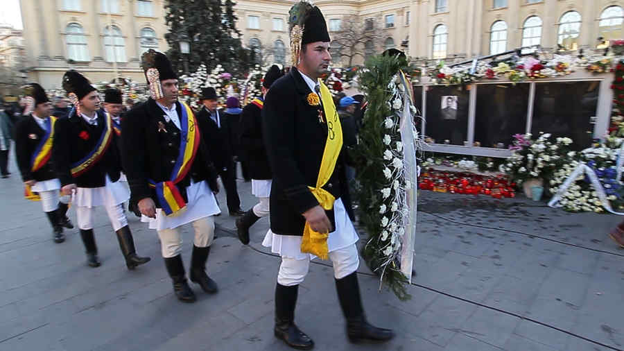 Mii de oameni la Palatul Regal în a doua zi de doliu național