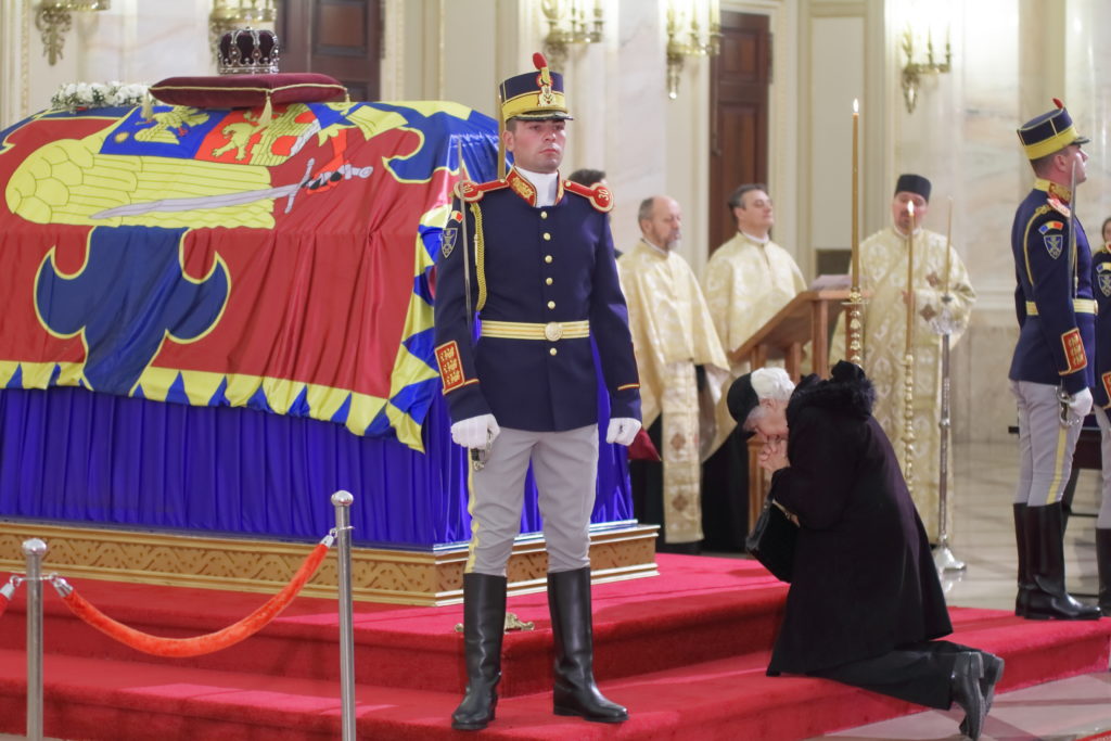 Porțile monarhiei rămîn deschise