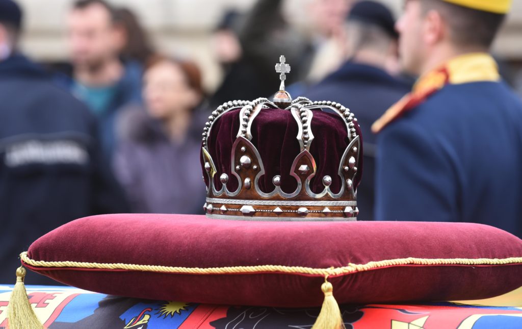 Regele Mihai a fost înmormântat, denigrările continuă (şi) la New York!