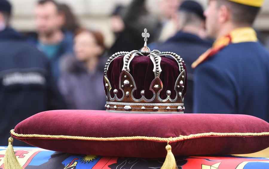 Regele Mihai a fost înmormântat, denigrările continuă (şi) la New York!