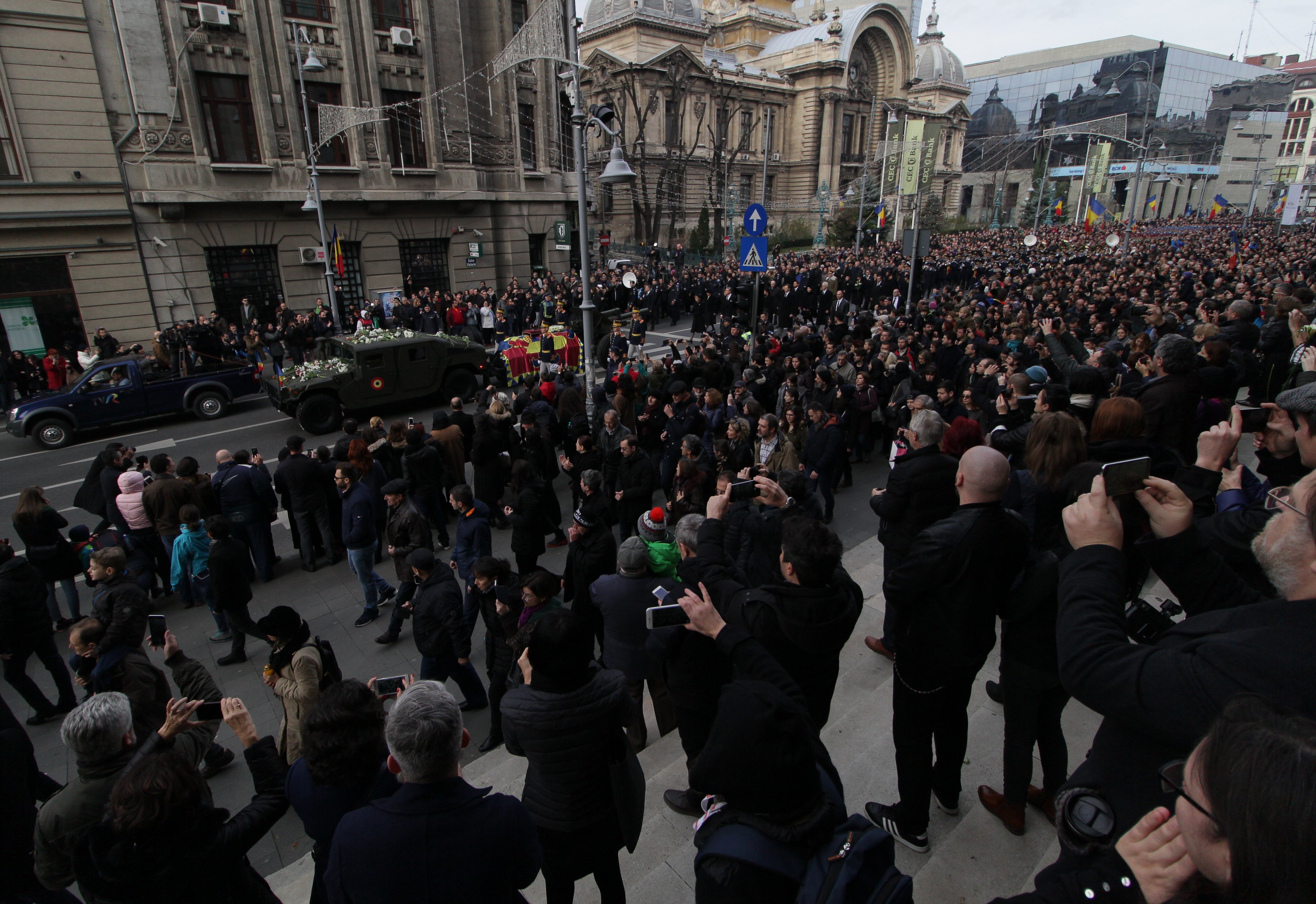 Ceremonii istorice: Regele, aclamat de zeci de mii de oameni pe ultimul drum (VIDEO)