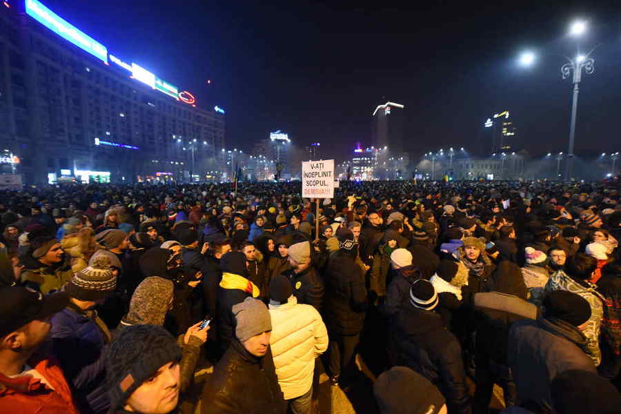 Şi angajat al politicianului Iohannis, şi militant civic