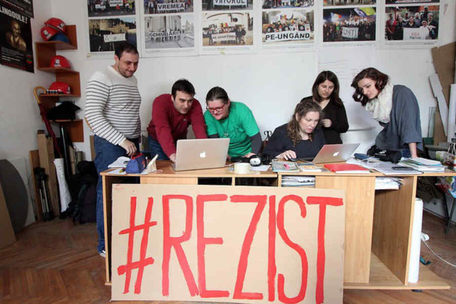 #Rezist manipulează pentru bani și politică