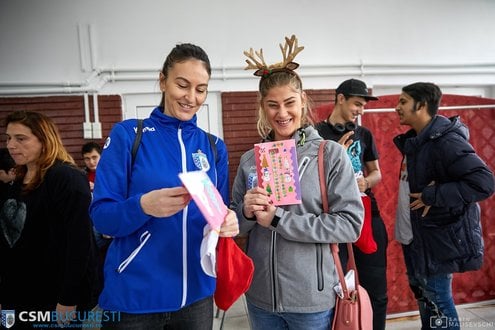 Handbalistele de la CSM București, în rol de Moș Crăciun