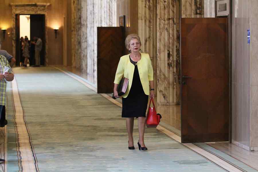 Guvernul Tudose începe anul cu o demisie