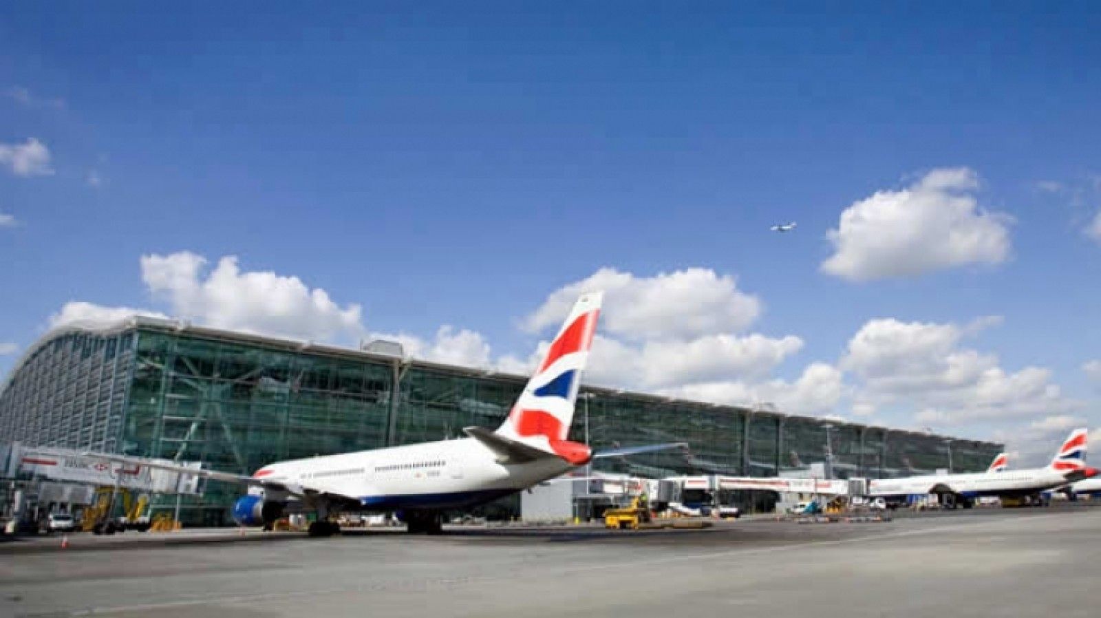 Cel puţin 38 de curse aeriene, anulate sâmbătă pe aeroportul londonez Heathrow