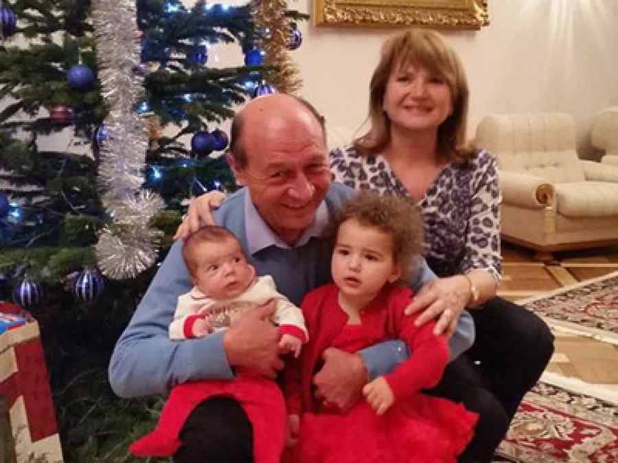 Fostul preşedinte, fotografii cu familia lângă bradul de Crăciun