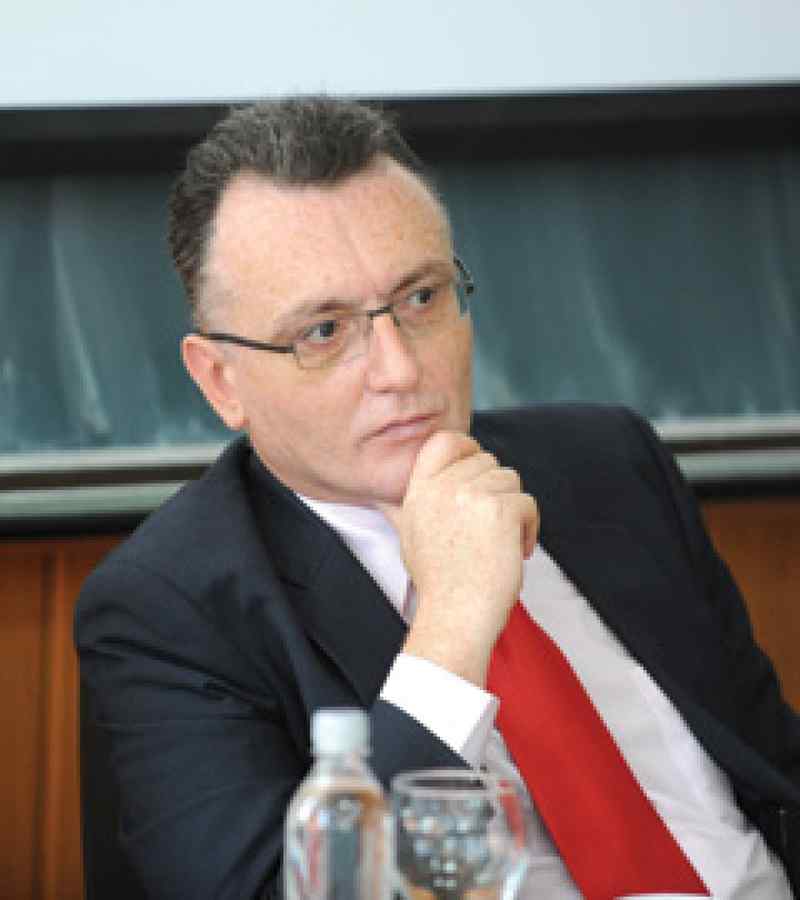 Noul ministru al Educaţiei, despre  cererea premierului privind doctoratul