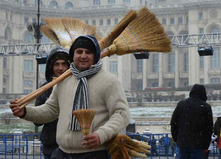 Au sărbătorit Ziua Naţională prin muncă. Comercianţi de mături, la parada militară din Bucureşti