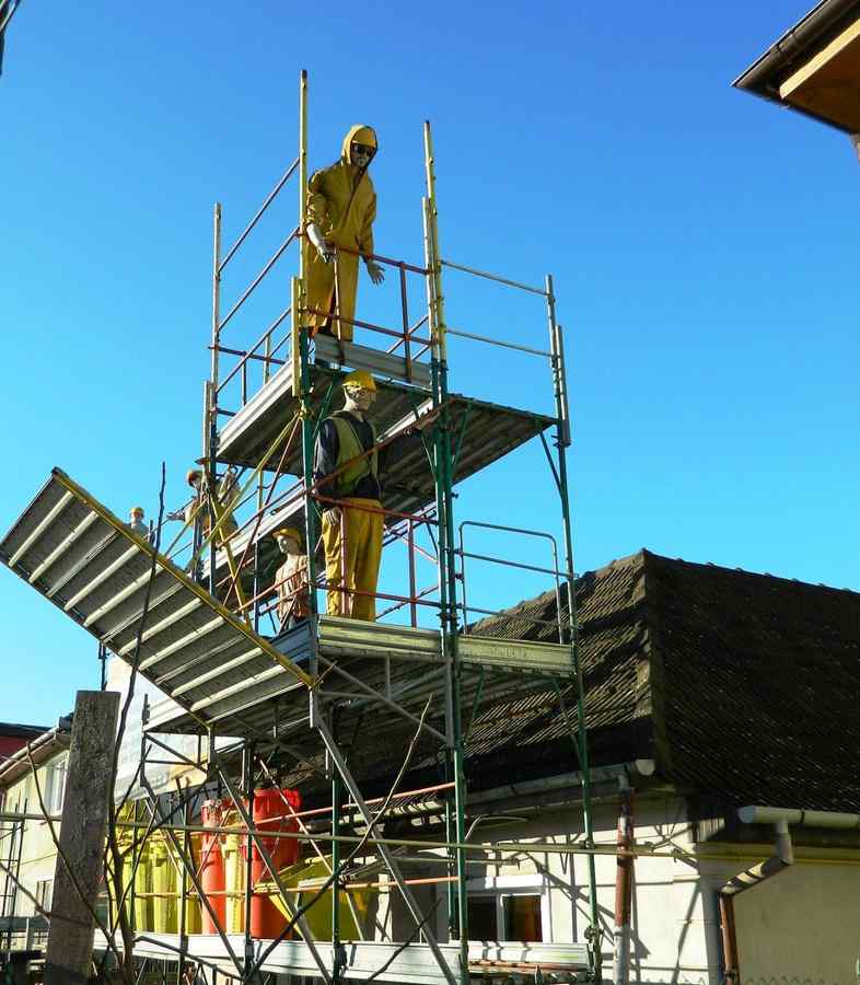 Sute de persoane, prinse muncind la negru