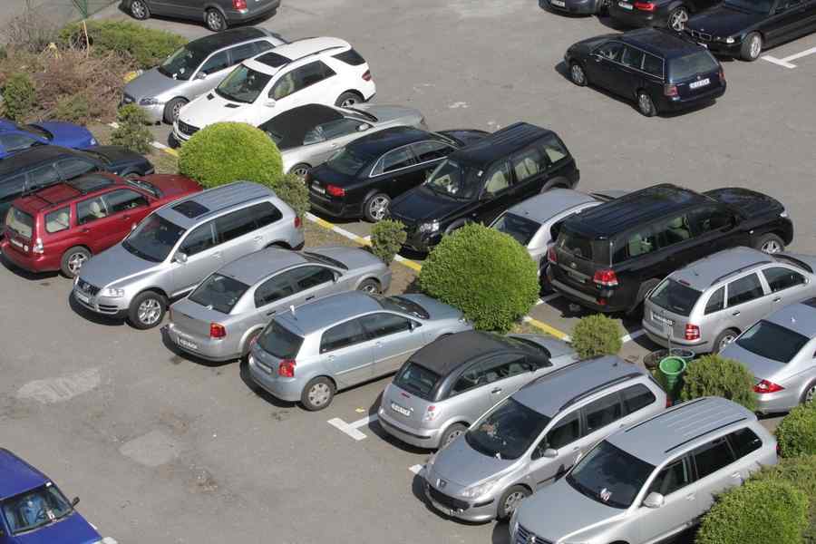 Să ai loc de parcare, dar nu și mașină!