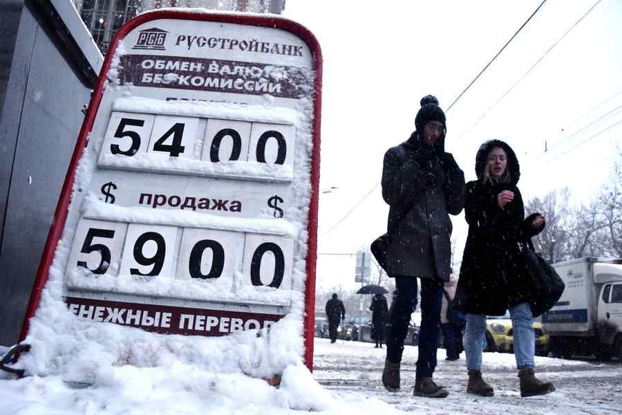 Rusia: Banca Centrală a cheltuit în acest an 90 de miliarde de dolari pentru susținerea rublei