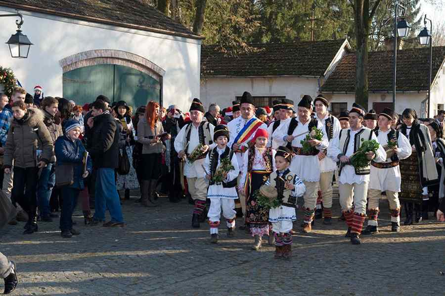 Familia Regală a României împarte cadouri nevoiaşilor din Săvârşin