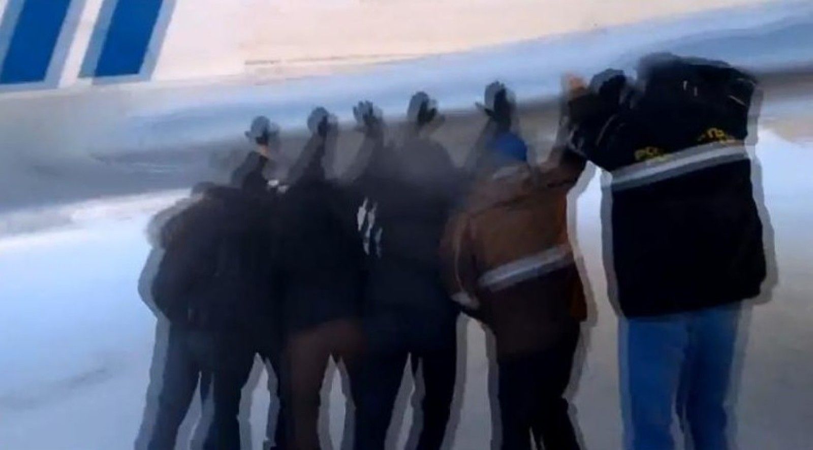 Pasageri ruşi, nevoiţi să împingă un avion (video)