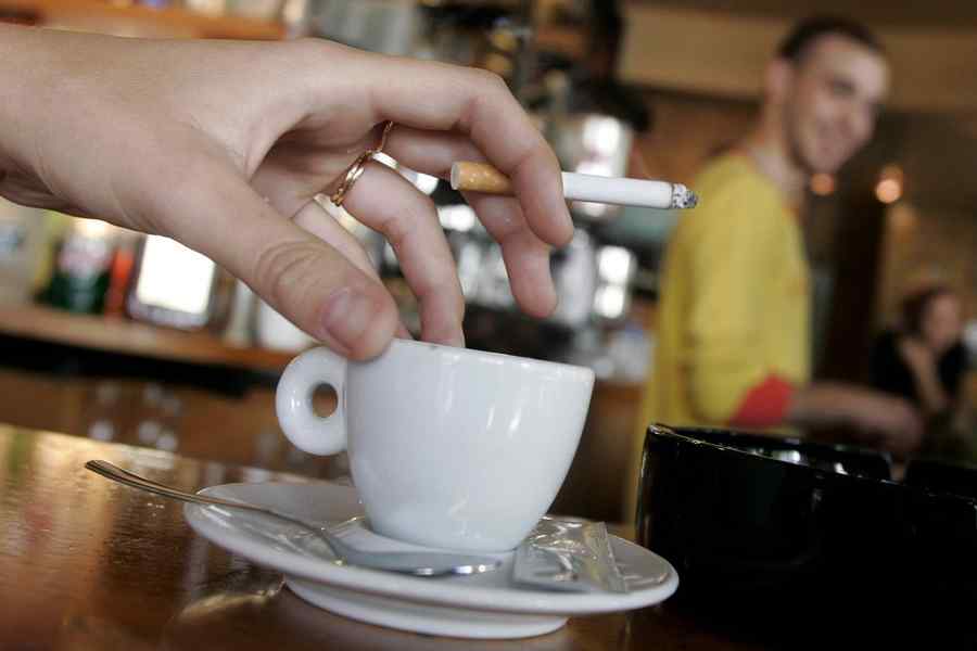 Ţigări de contrabandă cu tutun luat direct din gunoi