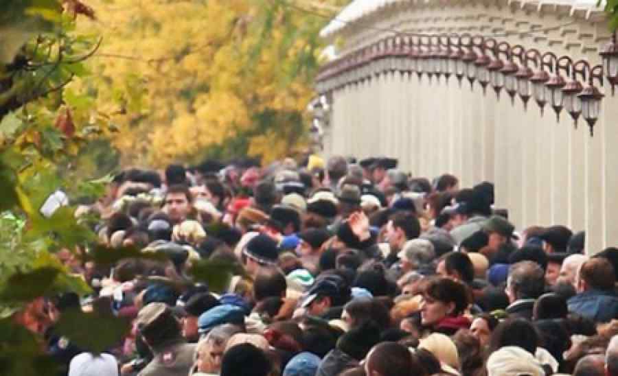 Pelerinaj la moaştele Sfintei Parascheva. Peste 30.000 de persoane, în 24 de ore