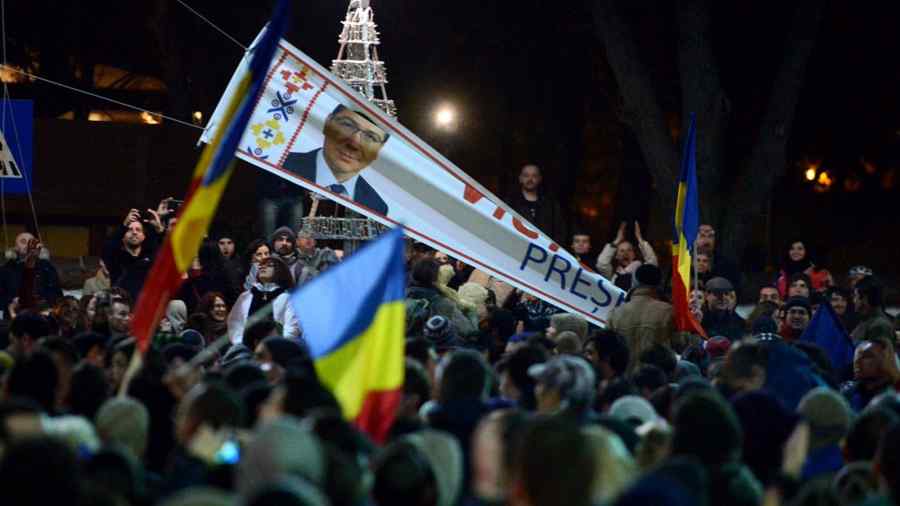 Mii de români în stradă: „Ponta, nici nu ştii cât de mic începi să fii”
