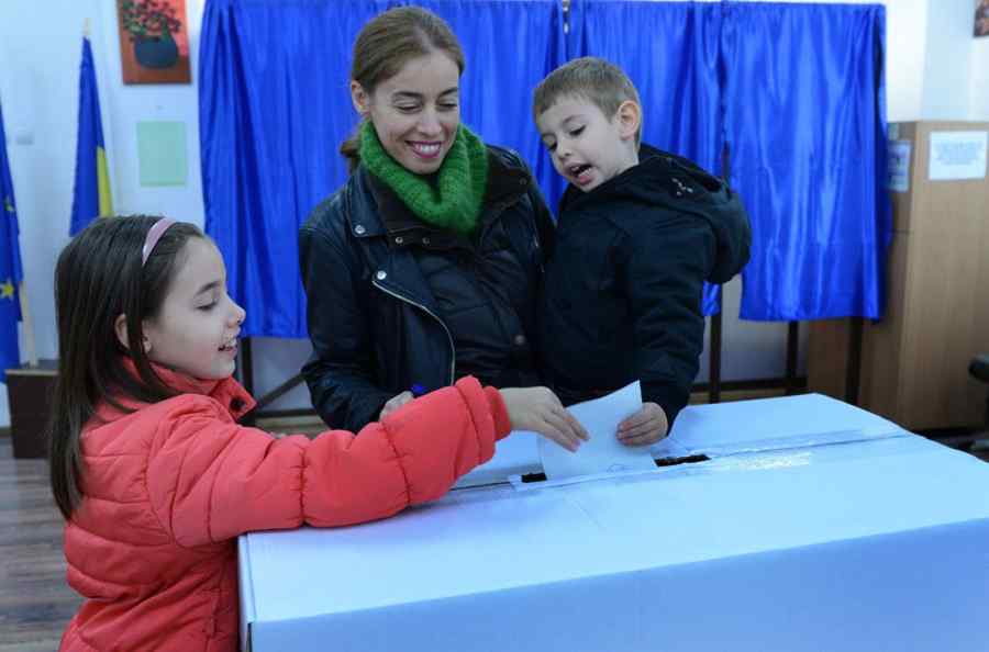 Ce vârste şi câtă şcoală au avut votanţii finaliştilor din 16 noiembrie