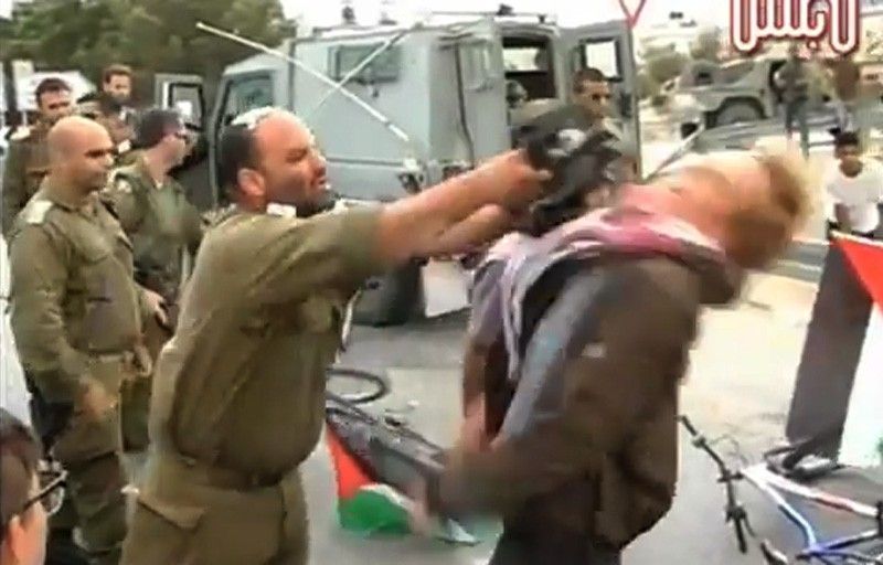 Un ofiter israelian loveste cu arma un militant danez