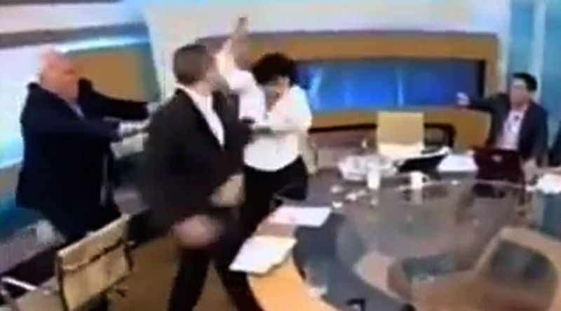 Bataie la o emisiune TV electorala in Grecia