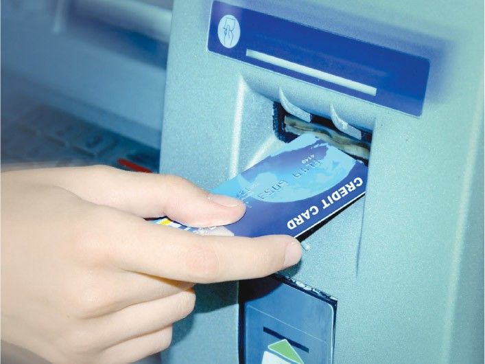 „Să termini informatizarea sistemului de plăţi, altfel îţi iau cartea de credit”