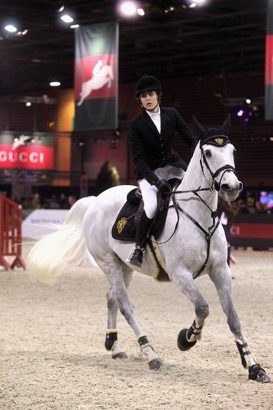 Nunţi, divorţuri şi gale princiare de echitaţie