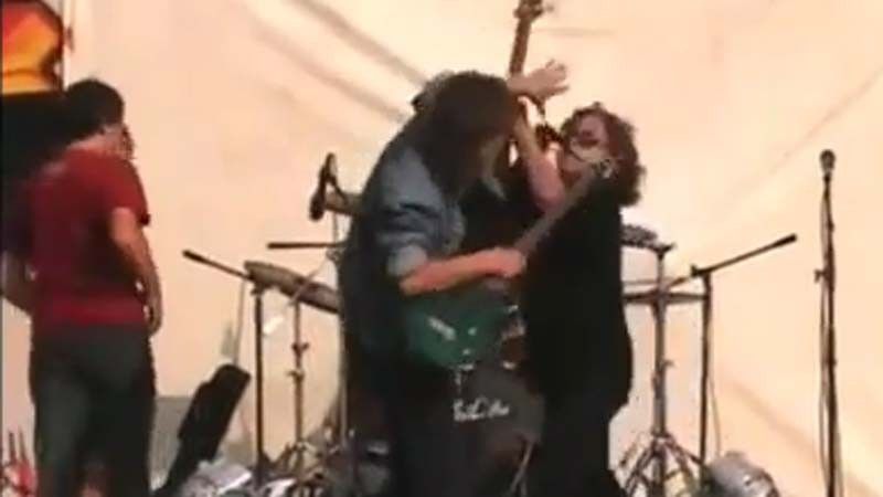 Chitarist beat isi primeste in concert o corectie din partea colegilor