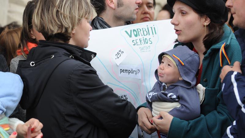 Mamele ar putea fi date afară în al doilea an de concediu de creştere a copilului