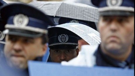 Guvernul va da afară din poliţişti