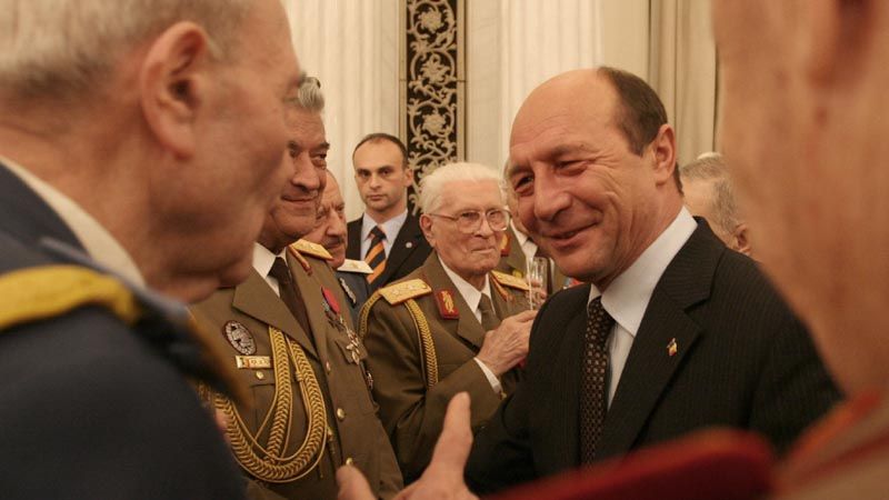 Băsescu: Hotărârea Înaltei Curţi referitoare la pensiile militarilor trebuie respectată