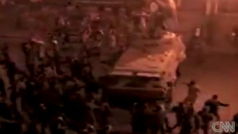 Revolutionarii egipteni escaladeaza un tanc dupa ce soldatii au pactizat cu ei